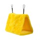 Eine leuchtend gelbe, gesteppten Haustierhängematte mit dreieckiger Form, ausgestattet mit zwei schwarzen Clips zum Aufhängen.