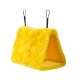 Eine leuchtend gelbe, gesteppten Haustierhängematte mit dreieckiger Form, ausgestattet mit zwei schwarzen Clips zum Aufhängen.