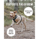 Ein verspielter Hund, der ein Geschirr trägt, läuft auf einem Waldweg. Der Text lautet "Perfekte Passform," "Verstellbare Größe," und "Wächst mit dem Hund mit."