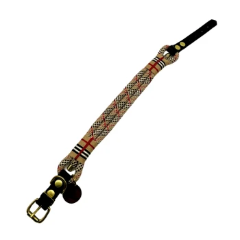 Hundehalsband "Parkgeflüster" aus Tau und Nylon Takelung schwarz/ beige/ rot M Ein stilvolles Hundehalsband mit einem gewebten Muster in Beige, Rot und Schwarz, mit einer goldenen Schnalle und Lederakzenten.