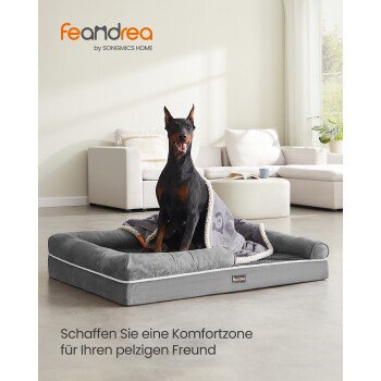 Dobermann auf grauem Feandrea-Hundebett mit Decke im Wohnzimmer; zeigt das Logo 'feandrea by SONGMICS HOME' und deutschen Slogan.