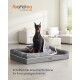 Dobermann auf grauem Feandrea-Hundebett mit Decke im Wohnzimmer; zeigt das Logo 'feandrea by SONGMICS HOME' und deutschen Slogan.