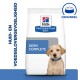 Hill's Prescription Diet Derm Complete hondenvoer zak met een lichtgekleurde hond in een blauwe halsband en Nederlandse tekst over huid- en voedselgevoeligheid.