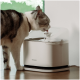 Katze trinkt Wasser aus einem PETLIBRO automatischen Haustier-Wasserspender auf einem Holzboden.
