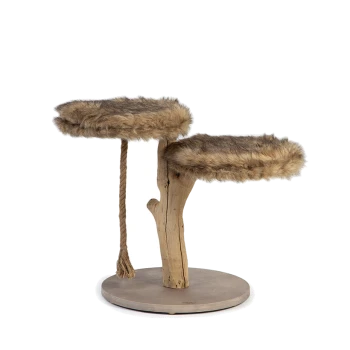 Katzenspielbaum mit zwei plüschigen, mit Fell bedeckten Plattformen und einem natürlichen Holzsockel, mit einem Sisal-Seil zum Kratzen.