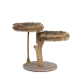 Katzenspielbaum mit zwei plüschigen, mit Fell bedeckten Plattformen und einem natürlichen Holzsockel, mit einem Sisal-Seil zum Kratzen.