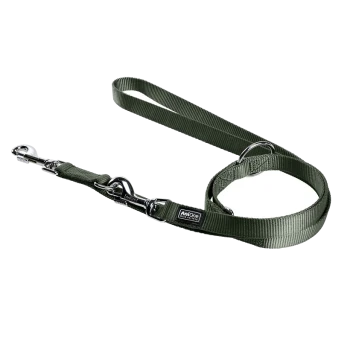 Groene nylon hondenriem met een metalen clip en ring, met het 'AntiOne' logo op een klein label.