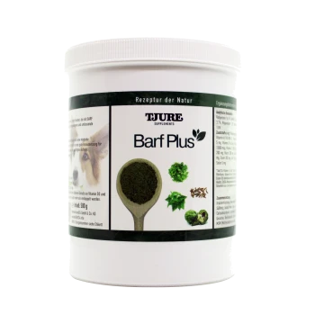 Behälter mit TJURE Barf Plus Haustier Ergänzung, 500g, mit grünem Pulver, einem Messlöffel und Bildern von Kräutern und Zutaten.