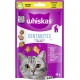 Verpackung von Whiskas Dentabites Katzenleckerlis mit einer Nahaufnahme des Gesichts einer grauen Katze, mit verstreuten Leckerlis darüber. Der Text enthält 'mit Huhn' und '40 g', sowie Gesundheitsvorteile in mehreren Sprachen.