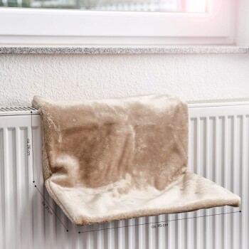 Ein weiches, beiges Haustierregal, das auf einem Heizkörper ruht, mit einer Breite von etwa 45 cm, einer Tiefe von 37 cm und einer Höhe von 26 cm.