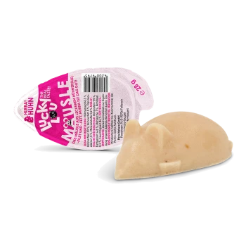Mäuseförmiger Haustiersnack neben einem rosa Folienbecher mit der Aufschrift 'Lucky You', Barcode und '2,8 g' sichtbar.