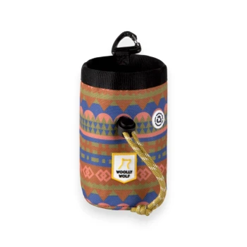 Bunte Leckerlitasche für Haustiere mit geometrischen Mustern, mit einem schwarzen Oberteil, einem goldenen Kordelzug und einem "WOOLLY WOLF"-Logo.