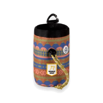 Bunte Leckerlitasche für Haustiere mit geometrischen Mustern, mit einem schwarzen Oberteil, einem goldenen Kordelzug und einem "WOOLLY WOLF"-Logo.