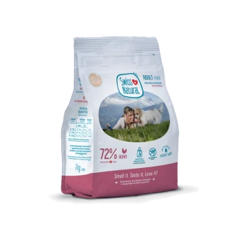 Swiss Natural Adult Mini Hundefutter, 1 kg, 72 % Huhn, Foto einer Person mit einem Hund, Slogan 'Smell it. Taste it. Love it!'