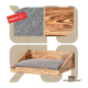 Holz-Hundebett mit einem grauen Kissen, das ein "MADE IN EU"-Schild trägt, das die Materialien und das Design von ROHRSCHNEIDER® zeigt.