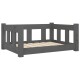 Ein dunkelgrazes Holzhaustierbett mit slatted Basis und offenen Seiten, entworfen für Komfort und Stil.
