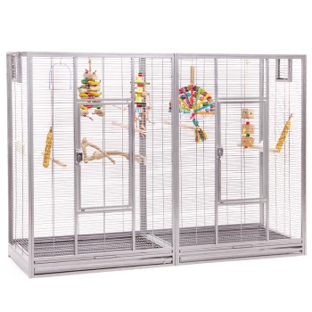 Voliere New Melbourne II Großer Metallvogelkäfig mit zwei Abteilungen, ausgestattet mit bunten Spielzeugen, Sitzstangen und einer Tür in der Mitte.