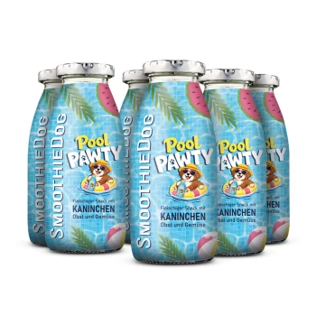 Sechs SmoothieDog „Pool Pawty“-Flaschen mit Strand-Hund-Maskottchen; aufgedruckte Texte „SMOOTHIEDOG“ und „KANINCHEN“.