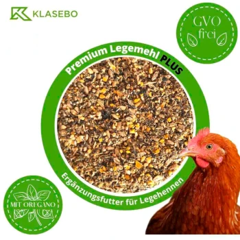 25 kg Premium Legemehl PLUS mit Oregano - Geflügelfutter, Hühnerfutter, Gänsefutter, Entenfutter Premium Legemehl PLUS Hühnerfutter mit Oregano, mit einer Nahaufnahme des Futters und dem Kopf einer roten Henne rechts. GVO-frei.