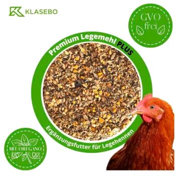 Premium Legemehl PLUS Hühnerfutter mit Oregano, mit einer Nahaufnahme des Futters und dem Kopf einer roten Henne rechts. GVO-frei.