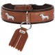 Zweifarbiges braunes Lederhalsband für Hunde mit silbernen Dackel-Nieten, Metall-O-Ring und Quastenanhänger mit Prägung „HUNTER“.
