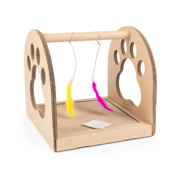 Pappkatzen-Spielzeug mit einer Kratzfläche und zwei baumelnden Feder-Spielzeugen in Gelb und Pink, mit Pfotenabdruck-Ausschnitten.