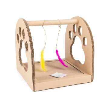 Pappkatzen-Spielzeug mit einer Kratzfläche und zwei baumelnden Feder-Spielzeugen in Gelb und Pink, mit Pfotenabdruck-Ausschnitten.