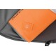 Nahaufnahme eines Haustierzubehörs mit einem orangefarbenen Stoff und einem Glühbirnen-Icon, Teil eines grauen Materials, wahrscheinlich ein Haustierbett oder eine Decke.