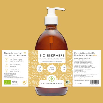 Eine Frau sitzt in einem Garten mit einer schwarzen Katze und einem wolfähnlichen Hund. Text: "Als Tierheilerin liebe ich es, Wolfsbacher Naturprodukte zu verwenden."