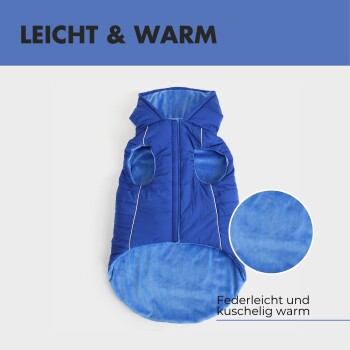 Eine blaue Daunenjacke für Hunde, mit Kapuze, einem Reißverschlussfach und weißen Paspeln entlang der Kanten.