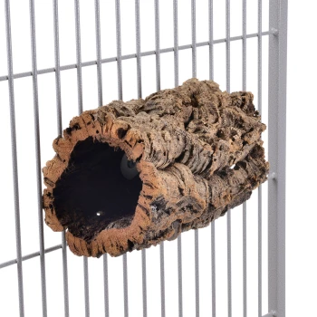 Natur Kork Höhle & Tunnel S Natürlicher Korktunnel für kleine Haustiere, mit einer strukturierten Außenseite und hohlem Inneren, montiert in einem Metallkäfig.