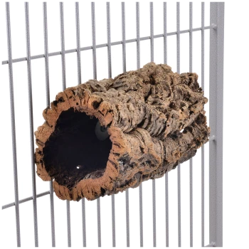 Natürlicher Korktunnel für kleine Haustiere, mit einer strukturierten Außenseite und hohlem Inneren, montiert in einem Metallkäfig.