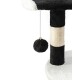 Schwarz-weißer Katzenbaum mit einem plüschigen Oberteil, mit einem baumelnden schwarzen Pom-Pom-Spielzeug, das mit einem Draht befestigt ist.