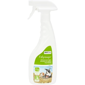 Détergent de cage Bouteille de spray blanche étiquetée "AniOne Käfigreiniger" avec du texte en français et en anglais, indiquant qu'il s'agit d'un nettoyant pour cages pour petits animaux, 500ml.