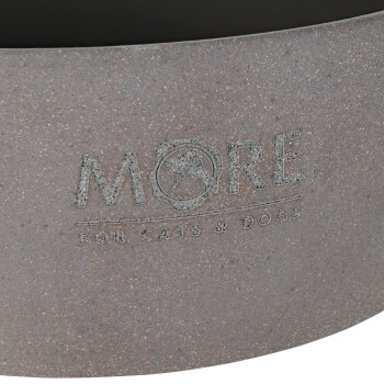 Graue Futterschüssel mit dem eingeprägten Text "MORE FOR CATS & DOGS" an der Seite.