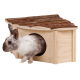 Ein grau-weißer Hase kommt aus einem Holzhasenhaus mit einem mit Rinde bedeckten Dach, das ein natürliches Design zeigt.