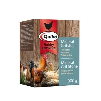 Quiko Hobby Farming Mineral-Grit-Stein 900 g Karton mit Hahn und Hennen auf einem Holzplanken-Hintergrund.