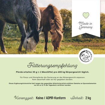 Zwei Pferde grasen auf einer Wiese, mit einem Produktetikett darunter, das "Fütterungsempfehlung" und Nährwertangaben auf Deutsch liest.