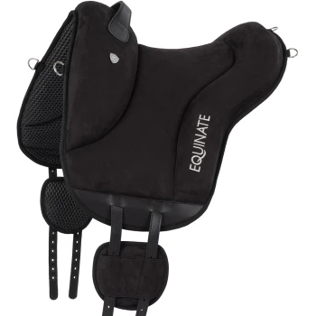 Schwarze Reitsattelunterlage mit Mesh-Futter und Lederakzenten, mit dem Markennamen "EQUINATE" in Weiß gestickt.