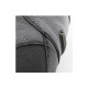Nahaufnahme eines schwarzen Leder-Haustierstiefels, der strukturiertes Leder und Stoff zeigt, mit sichtbaren Nähten und einem kleinen Logo-Tag.