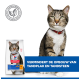Tabbykat met een rode halsband naast een Hill's Science Plan Oral Care-zak; blauwe banner: 'VERMINDERT DE OPBOUW VAN TANDPLAK EN TANDSTEEN'