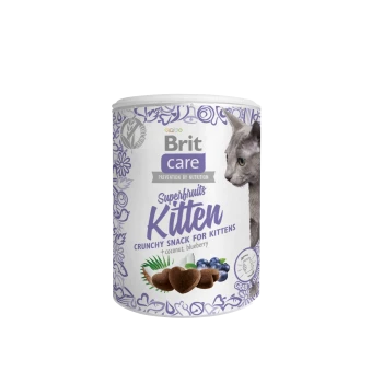 Eine Dose Brit Care Superfruits Kitten knuspriger Snack für Kätzchen, mit einer grauen Katze auf dem Etikett, mit Zutaten Kokosnuss und Blaubeere.