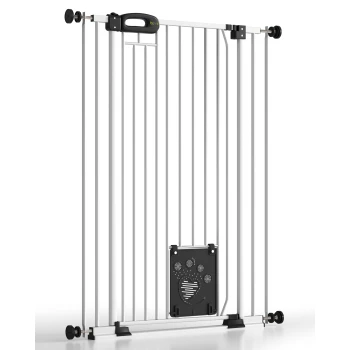 Weißes Haustiersicherheitsgitter mit einem schwarzen Verriegelungsmechanismus und einem Pfotenabdruckdesign am Boden, entworfen, um Haustiere zu halten.