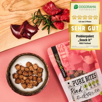 Eine Schüssel mit Haustierleckerlis auf einer pinken Oberfläche, mit rohem Fleisch, Kräutern und einer Verpackung "FAWLY Petfood Pure Bites Rind" mit 4,8 Pfoten bewertet.