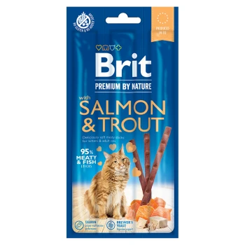 Opakowanie przysmaków dla kotów Brit Premium z łososiem i pstrągiem, z puszystym pomarańczowym kotem i tekstem podkreślającym 95% mięsa i taurynę.