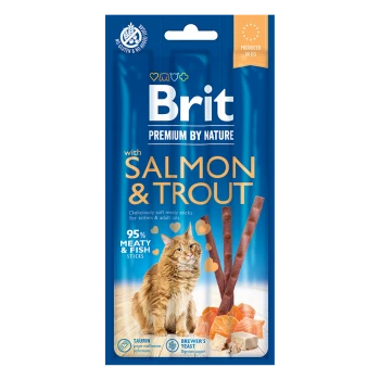 Eine Verpackung von Brit Premium Lachs- und Forellen-Leckerlis für Katzen, mit einer flauschigen orangefarbenen Katze und Text, der 95% Fleisch und Taurin hervorhebt.