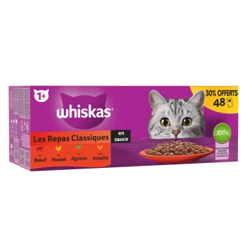 L'emballage de nourriture pour chats Whiskas montre le visage d'un chat gris, avec "Les Repas Classiques en sauce" et des saveurs : bœuf, poulet, agneau, volaille. 30% de réduction.