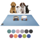 Eine blaue Tiermatte mit zwei Futternäpfen auf Holzständern, umgeben von vier Haustieren: zwei Hunden, einer Katze und einem Kätzchen. Darunter eine Farbpalette mit zehn Optionen.