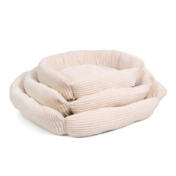 Drei gestapelte Haustierbetten in einem sanften Beigeton, mit geripptem Stoff und plüschigen Kissen für Komfort.