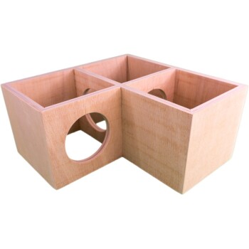 Holzspielzeug für Haustiere mit drei Fächern und einem runden Loch, entworfen für kleine Tiere zum Spielen und Erkunden.